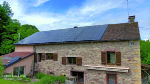 Image maison avec panneaux solaires
